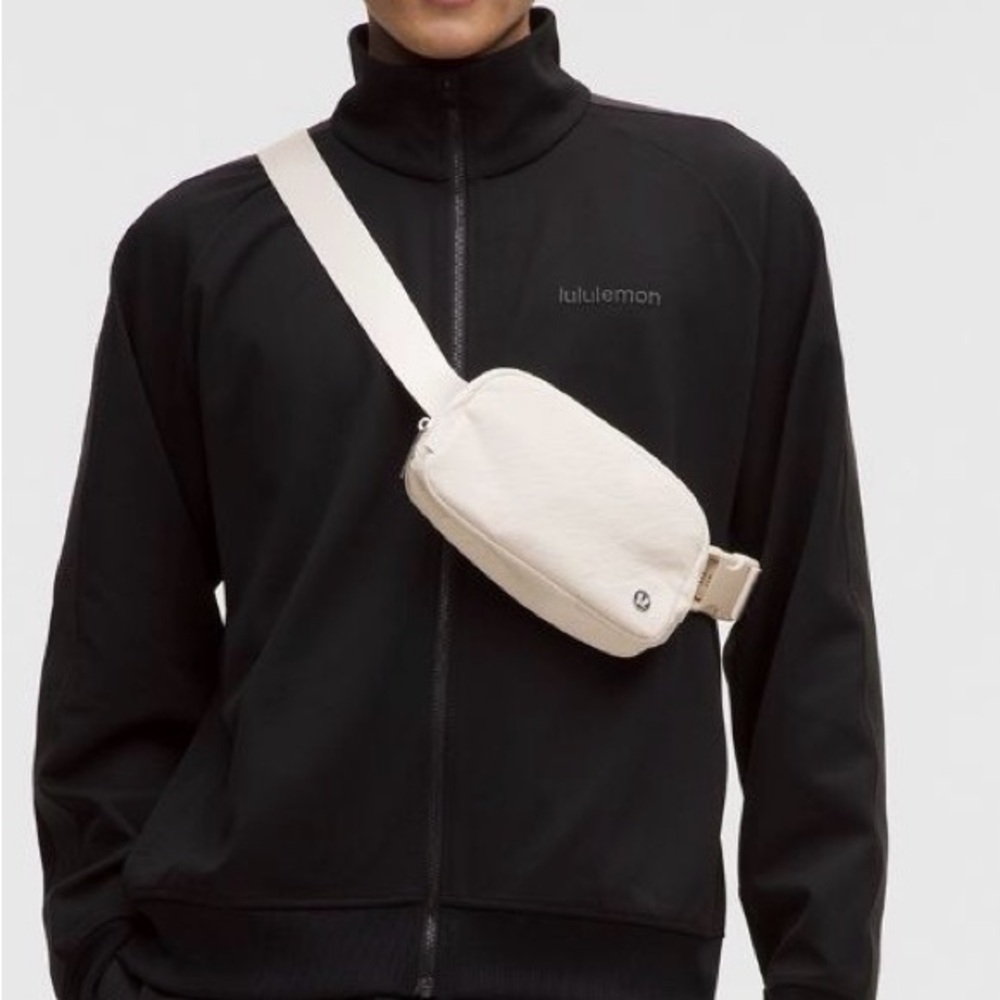 Lululemon Everywhere Belt Bag 1L - Bone color